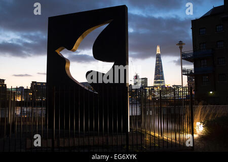 Blick hinter die Peace Dove Sculpture, Hermitage Wharf Riverside Memorial Garden, auf die Skyline von Tower Bridge und The Shard in London, Vereinigtes Königreich. Eines der weltweit berühmtesten Stadtlandschaften von Wapping in diese Richtung kultigsten der Skylines. Stockfoto