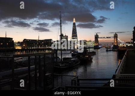 Blick über die Themse über Hermitage Liegeplätze auf die Skyline von Tower Bridge und The Shard in London, Vereinigtes Königreich. Eines der weltweit berühmtesten Stadtlandschaften von Wapping in diese Richtung kultigsten der Skylines. Stockfoto