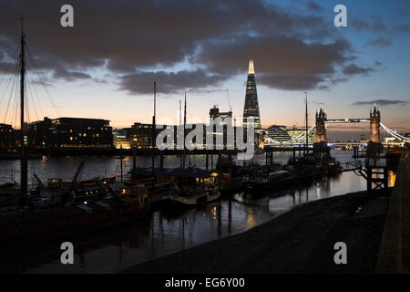 Blick über die Themse über Hermitage Liegeplätze auf die Skyline von Tower Bridge und The Shard in London, Vereinigtes Königreich. Eines der weltweit berühmtesten Stadtlandschaften von Wapping in diese Richtung kultigsten der Skylines. Stockfoto