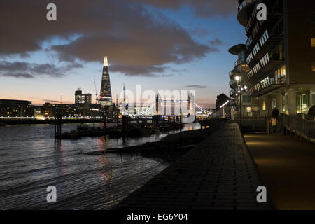 Blick über die Themse auf die Skyline von Tower Bridge und The Shard in London, Vereinigtes Königreich. Eines der weltweit berühmtesten Stadtlandschaften von Wapping in diese Richtung kultigsten der Skylines. Stockfoto