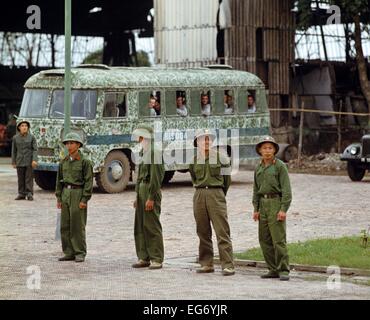 116 Piloten und Soldaten der US-Armee, die von der Nordvietnamesischen Volksarmee während Vietnam Krieg gefangen genommen worden waren, wurden in den Vereinigten Staaten von Amerika in Hanoi am 12. Februar 1973 übergeben. US-Militär in einem Bus, graue Jacke tragen am Flughafen Hanoi ankommen, sind namentlich in Anwesenheit internationaler Beobachter rief, werden begrüßt von einem US-Offizier und zu Fuß zu den Flugzeugen mit individueller Begleitung. Internationale Beobachter sehen den Prozess. Die Kriegsgefangenen wurden an Clark Air Base auf den Philippinen im Rahmen der "Operation Homecoming' gebracht. Die Vereinigten Staaten von Stockfoto