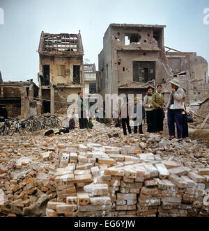 Ruinen der Häuser in Kham Thien, ein Teil von Hanoi im Norden Vietnams, fotografiert im März 1973. Die Vereinigten Staaten von Amerika flog etwa 2.000 Luftangriffe auf Städte und Ziele in Nordvietnam während der "Weihnachten Bombenangriffe" im Jahr 1972. Der Frieden wurde am 27. Januar 1973 in Paris unterzeichnet. Foto: Werner Schulze Stockfoto