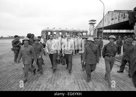 116 Piloten und Soldaten der US Army (graue Jacken), die während des Krieges von der nordvietnamesischen Armee gefangengenommen wurden wurden am 12. Februar 1973 zurück in die USA gebracht. Stockfoto