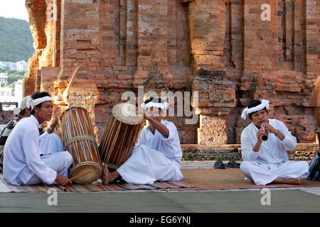 Cham spielt traditionellen Musik auf den Po Nagar Cham Towers in Nha Trang, Vietnam. Stockfoto