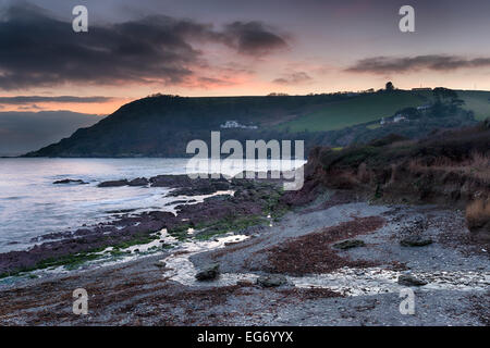 Einbruch der Dunkelheit auf der South West Coast Path im Talland Bay in der Nähe von Looe in Cornwall Stockfoto