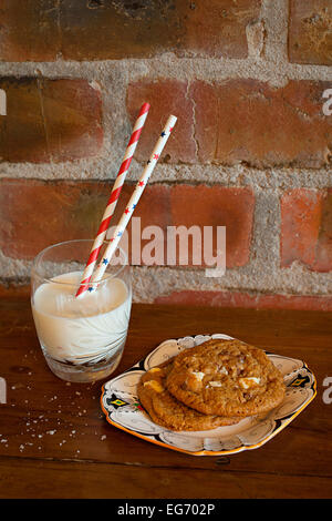 Choc Chip Cookies Schokolade Klassiker mit Milch Stockfoto