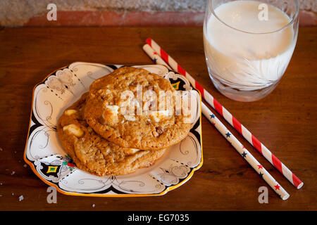 Choc Chip Cookies Schokolade Klassiker mit Milch Stockfoto