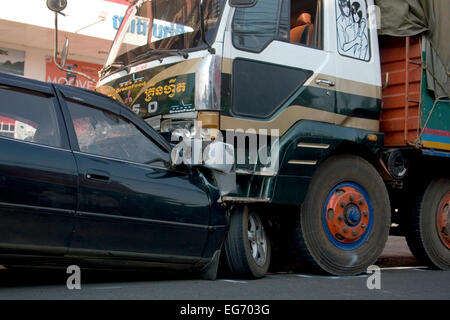 Die Nachwirkungen eines Kopfes auf Kollision zwischen einem Auto und einem LKW auf National Road 7 in Kampong Cham, Kambodscha. Stockfoto