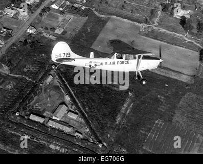 Eine Aufklärung Flugzeugtyp O1-E "Bird Dog" fliegt über einen US-Stützpunkt in Südvietnam. Undatiertes Bild. Stockfoto