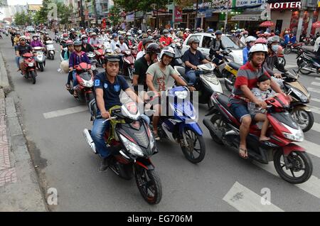 Eine Straße mit Moped Fahrer in Ho Chi Min Stadt am 30. August 2014 überfüllt. Stockfoto