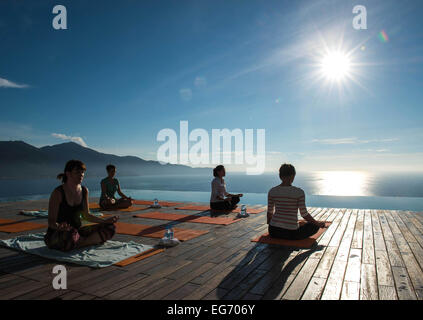 Hotel Gäste beim Qi Gong auf dem Dach des Hotels "a la Carte" My Khe Beach in Da Nang am 27. August 2014. Stockfoto