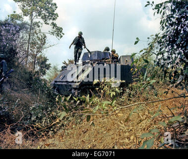 Lange Binh, Vietnam - kämpft 23. Februar 1969 - ein m-113 gepanzerte Mannschaftswagen vom ersten Geschwader, 11. Armored Kalvarienberg, seinen Weg durch das Dickicht bei einem Feuergefecht. Foto: Kenneth L. Dowell - US Army über CNP (c) Dpa - Bericht Stockfoto