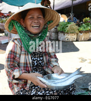 Eine Frau verkauft Fisch auf dem Dong Ba-Markt in Hue, Vietnam, 24. August 2014. Stockfoto