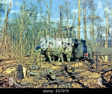 Mitglieder des vierten Bataillons, 173rd Airborne Brigade, laden die Verwundeten an Bord eines Hubschraubers der UH - 1D für die Evakuierung nach dem Angriff auf Hügel 875, das Hotel liegt 15 Meilen westlich von Dak To, Vietnam am 23. November 1967. Foto: Alfred Batungbacal - US Army (c) Dpa - Bericht Stockfoto