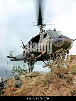 Betrieb "Oregon", eine Suche and destroy-Mission unter der Leitung von einem Infanterie-Zug der Truppe B, erste Reconnaissance Squadron, 9. Kalvarienberg, Kalvarienberg Erstligisten (Airmobile), drei Kilometer westlich von Duc Pho, der Provinz Quang Ngai, Vietnam am 24. April 1967. Mitglieder des Zuges Aufklärung werden von einem UH - 1D Hubschrauber schwebt über den Bergrücken versandt. Foto: Howard C. Breedlove - US Army (c) Dpa - Bericht Stockfoto