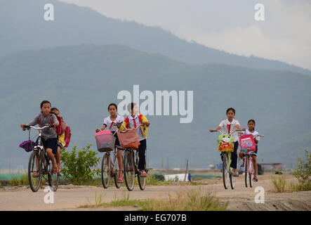 Kinder auf dem Weg zur Schule in Hue, Vietnam, am 29. August 2014. Stockfoto