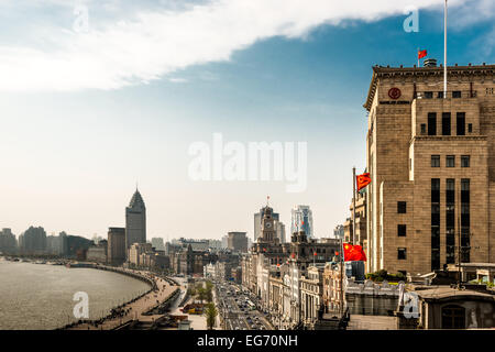 Shanghai, China - 7. April 2013: Bund Uferpromenade Hangpu Flusses an der Stadt Shanghai in China am 7. April 2013 Stockfoto