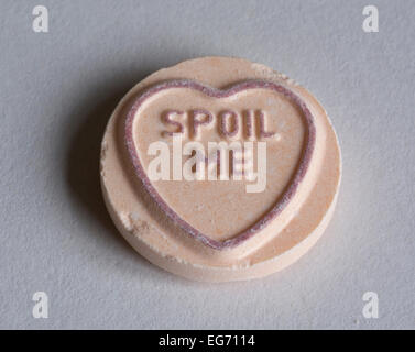 Eine süße Love Hearts mit der Nachricht, die mich zu verwöhnen. Stockfoto