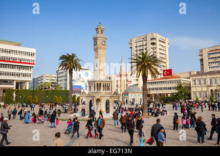 Izmir, Türkei – 5. Februar 2015: Konak Square mit der Masse der Touristen zu Fuß in der Nähe der historischen Uhrturm, Symbol von Izmir C Stockfoto
