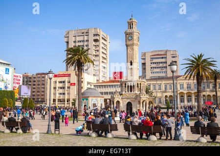 Izmir, Türkei – 5. Februar 2015: Konak Square mit der Masse der Touristen zu Fuß in der Nähe der historischen Uhrturm, wurde es in 1 gebaut Stockfoto