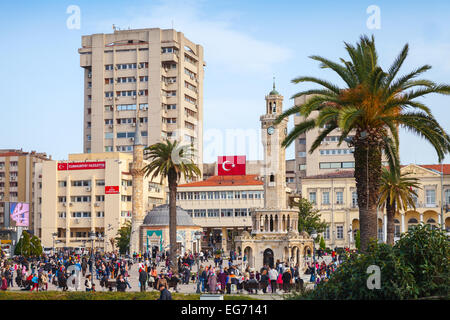 Izmir, Türkei – 5. Februar 2015: Konak Square mit Touristen zu Fuß in der Nähe der historischen Uhrturm, wurde 1901 erbaut Stockfoto