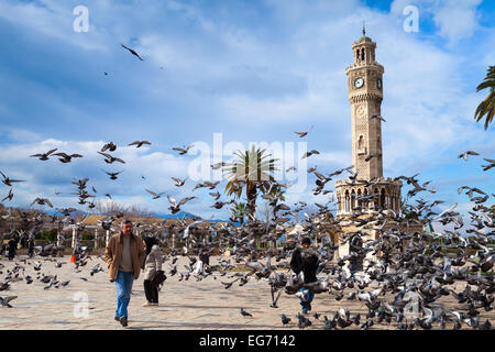 Izmir, Türkei - 12. Februar 2015: Tauben fliegen in der Nähe der historischen Uhrturm, wurde 1901 erbaut Stockfoto