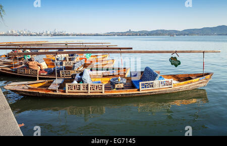 Hangzhou, China - 5. Dezember 2014: Traditionelles Chinesisch schwimmt Holz Freizeit Boote vertäut am Westsee, berühmten Park in H Stockfoto