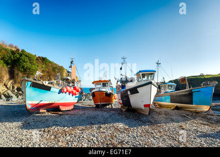 Bunte Fischerboote am Strand von Cadgwith auf die Eidechse in Cornwall Stockfoto