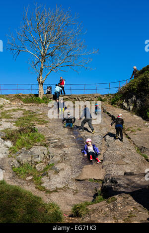Bristol, UK. 18. Februar 2015. Kinder rutschen die natürliche Steinlawine die Avon-Schlucht in der Nähe der Hängebrücke Clifton Credit: Rob Hawkins/Alamy Live News Stockfoto