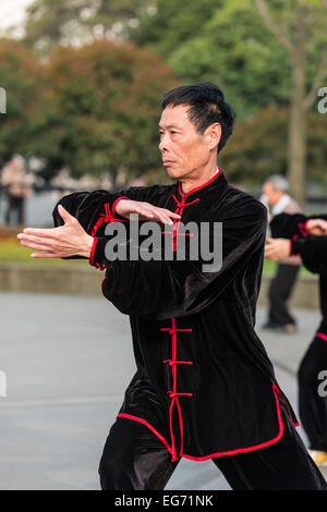 Shanghai, China - 7. April 2013: ein Mann, die Ausübung von Tai Chi mit Tracht im Gucheng Park in der Stadt Shanghai in China am 7. April 2013 Stockfoto