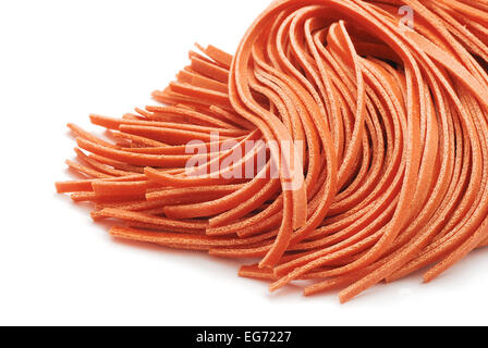 Nudeln Fettuccine rot auf weiß Stockfoto