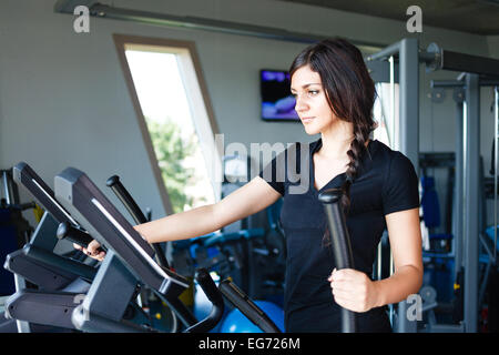 Laufen in Turnhalle Brünette in schwarzen T-shirt. Stockfoto