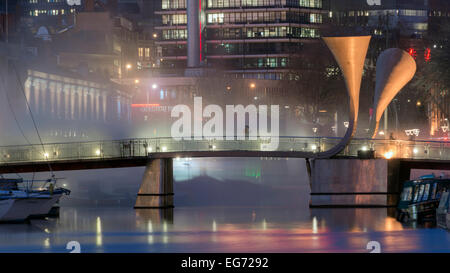 Nebel-Brücke von Fujiko Nayaka, eine Kunstinstallation auf Peros Brücke, Bristol auf Klimawandel aufmerksam. Stockfoto