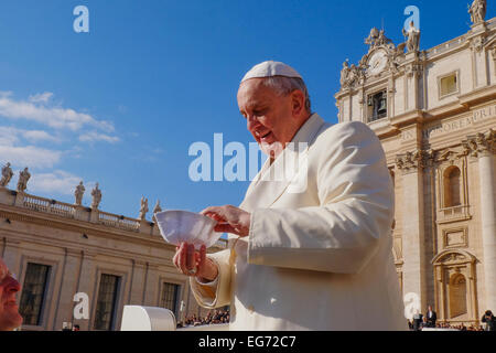 Vatikan-Stadt. 18. Februar 2015. Franziskus, Genral Publikum 18. Februar 2015 in dem Petersplatz, Vatikan-Stadt am Aschermittwoch. Bildnachweis: Wirklich einfach Star/Alamy Live-Nachrichten Stockfoto