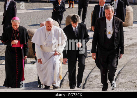 Vatikan-Stadt. 18. Februar 2015. Franziskus, Genral Publikum 18. Februar 2015 in dem Petersplatz, Vatikan-Stadt am Aschermittwoch. Bildnachweis: Wirklich einfach Star/Alamy Live-Nachrichten Stockfoto