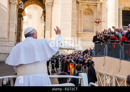 Vatikan-Stadt. 18. Februar 2015. Franziskus, Genral Publikum 18. Februar 2015 in dem Petersplatz, Vatikan-Stadt am Aschermittwoch. Bildnachweis: Wirklich einfach Star/Alamy Live-Nachrichten Stockfoto