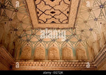 Rechteckige gewölbte Decke mit reichhaltigen dekorativen Gestaltung im Spiegelsaal (Sheesh Mahal) Amer Palast, Amber Fort, Jaipur, R Stockfoto