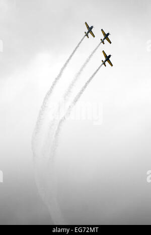 akrobatische Flugzeuge fliegen in formation Stockfoto