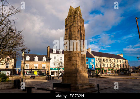 Geschäfte auf der Diamant in Donegal Town und die vier Meister-Denkmal Stockfoto