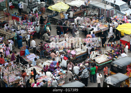 Menschen beim Einkaufen in der Straße Markt bei Laad Baazar Armreifen in der Nähe von Charminar am Dienstag Oktober 1,2013 in Hyderabad, Ap, Indien. Stockfoto