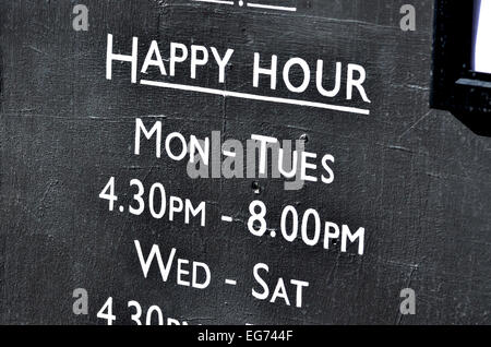 London, England, Vereinigtes Königreich. Happy Hour Zeiten vor einem pub Stockfoto