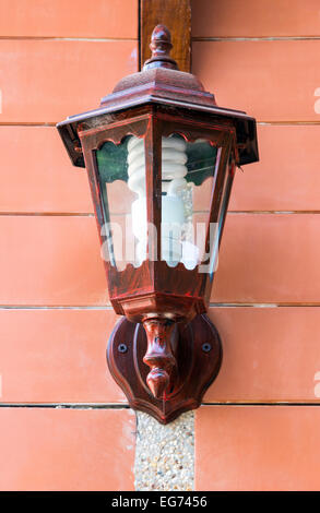 Hölzerne Laterne hängt an der Wand. Stockfoto