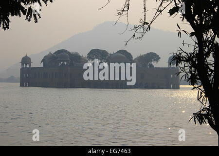 Am frühen Morgen Blick auf Jalmahal Sommerpalast in Jaipur, Rajasthan, Indien, Asien, mitten in See, umrahmt von silh Stockfoto