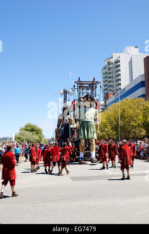 Die kleinen Mädchen Riese und Taucher riesige Marionetten entlang Terrasse Straße, Perth, Western Australia. Stockfoto