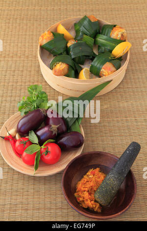 Gedämpftes Huhn verlässt mit Pandanus, Zutaten, Stockfoto