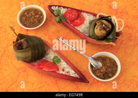 Gedämpftes Huhn mit Pandanusblätter, thailändisches Gericht, Stockfoto