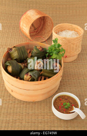 Gedämpftes Huhn mit Pandanusblätter, thailändisches Gericht, Stockfoto