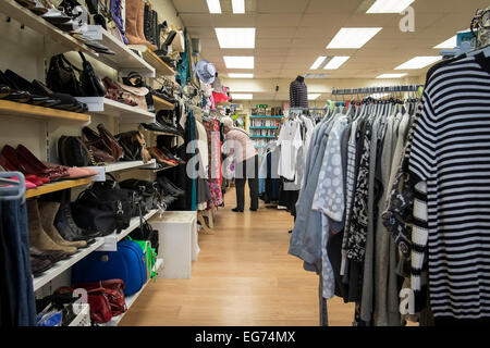 Das Innere des Charity-Shop. Stockfoto