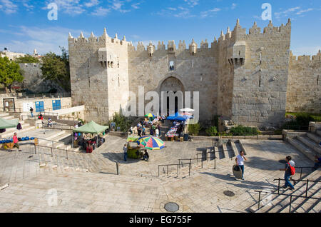JERUSALEM, ISRAEL - 8. Oktober 2014: steht mit waren am Eingang des Damaskustor in Jerusalem Stockfoto