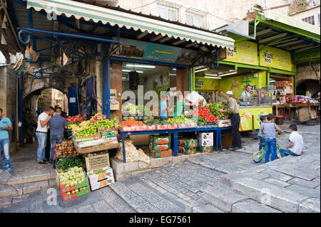 Obstladen in den kleinen Straßen der muslimischen Viertel in der Nähe von Damaskus-Tor in der Altstadt von Jerusalem Stockfoto